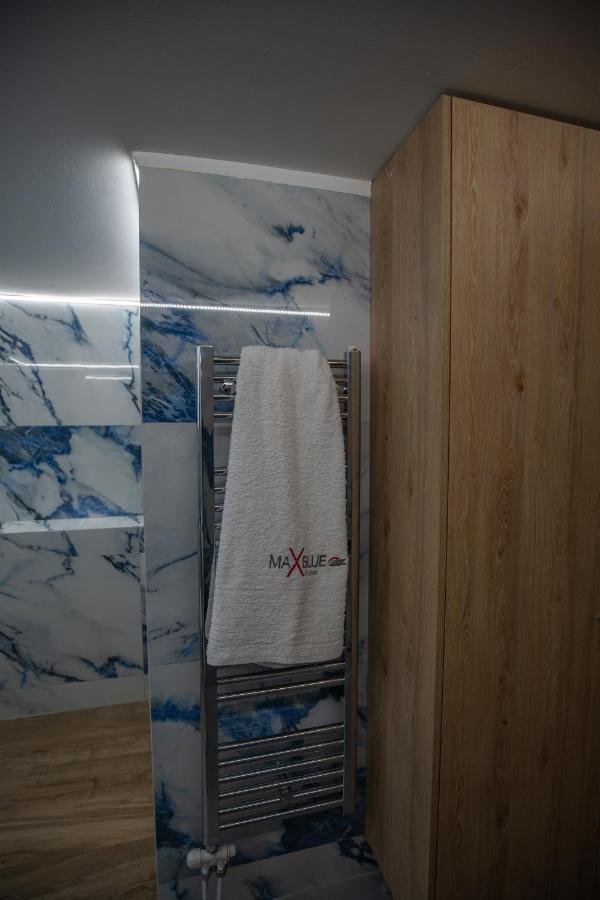 Max Blue Apartment, A Stay Like No Other 比雷埃夫斯 外观 照片